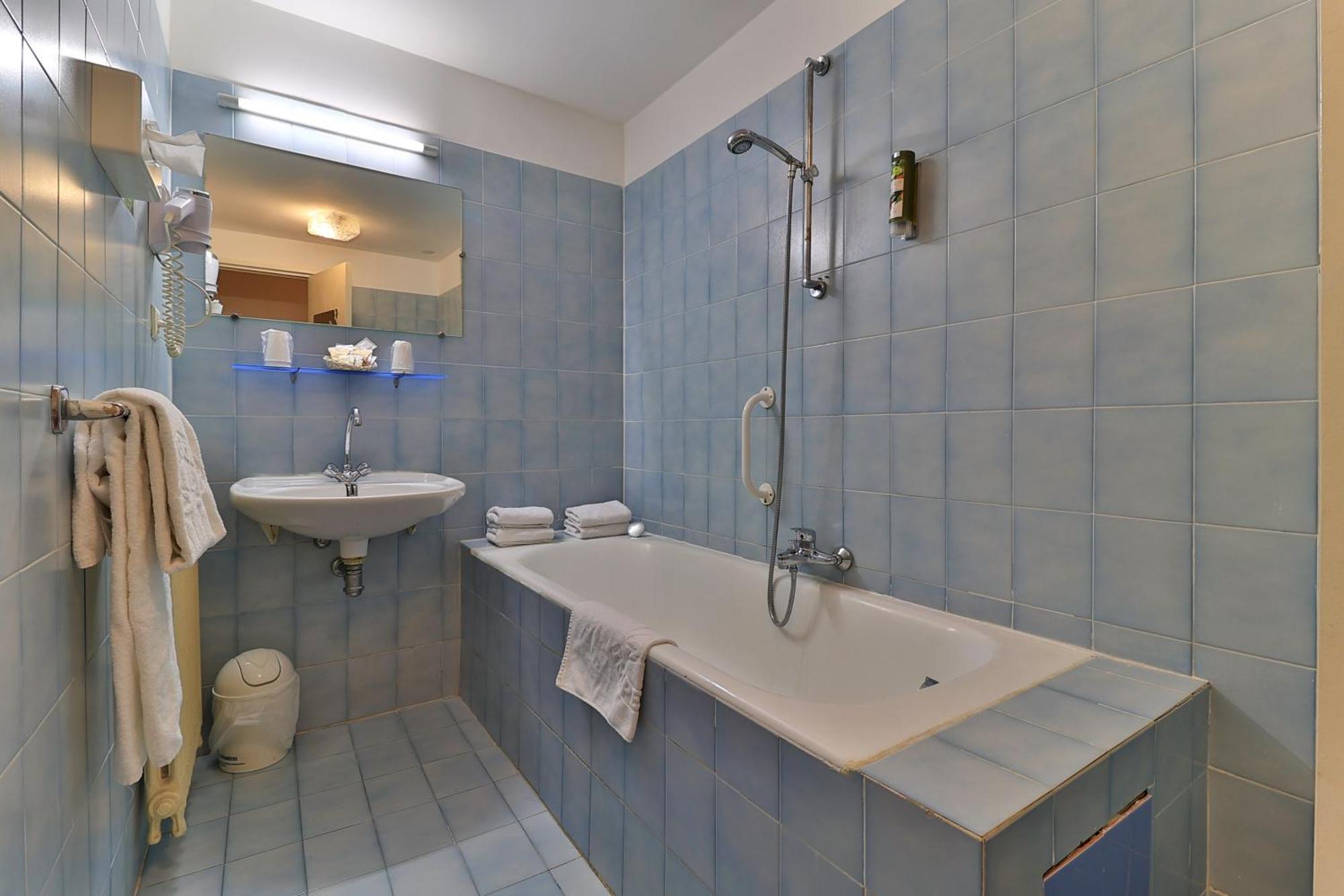 Logis Le Relais Imperial Hotel Saint-Vallier-de-Thiey Екстериор снимка